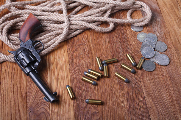Άγρια Δύση όπλο, πυρομαχικά στο ξύλινο τραπέζι - Φωτογραφία, εικόνα