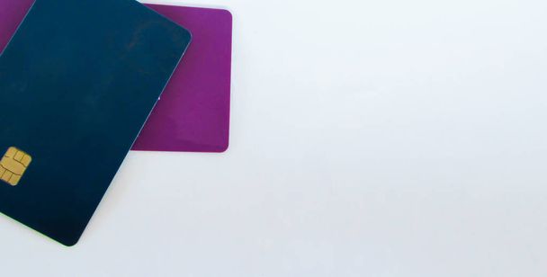 Hitelkártya, fehér háttér, hasábburgonyával - Fotó, kép