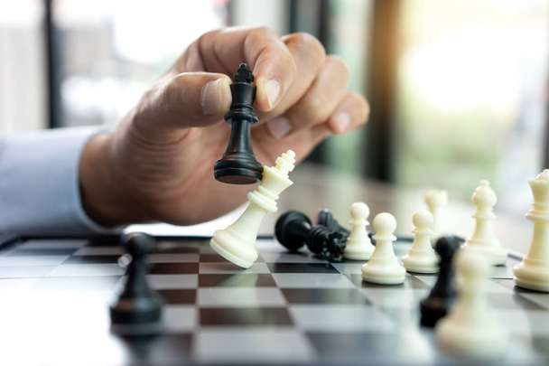 εικόνα του χέρια παιχνίδι σκάκι σε ανάπτυξη ανάλυση νέα στρατηγική σχέδιο, ηγέτης και ομαδική εργασία αντίληψη για την επιτυχία βέβαιοι επιχειρηματία - Φωτογραφία, εικόνα