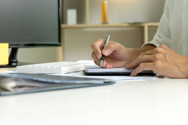 γυναίκα και ο άνθρωπος εργασία για την εκπαίδευση ή την επιχείρηση στο τραπέζι με φορητό υπολογιστή και χαρτί εργασίας χρώμα στυλό - Φωτογραφία, εικόνα
