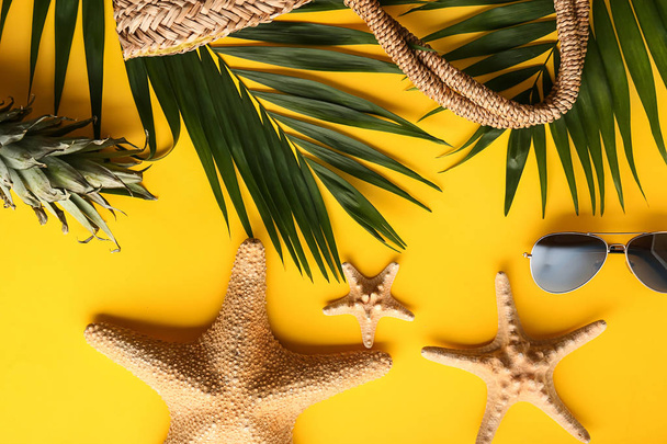 Composition estivale avec feuilles tropicales, étoiles de mer et lunettes de soleil sur fond de couleur
 - Photo, image