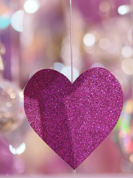 μωβ καρδιά γίνονται από το λαμπρό χαρτί κρεμαστά θαμπάδα στο σύμβολο αγάπη φόντο ημέρα του Αγίου Βαλεντίνου - Φωτογραφία, εικόνα