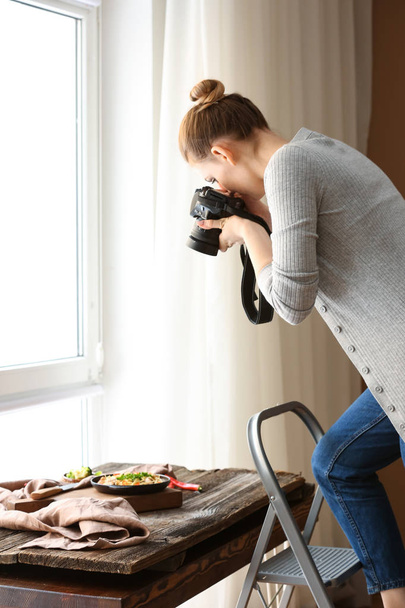 若い女性は、プロのスタジオで料理の写真を撮る - 写真・画像