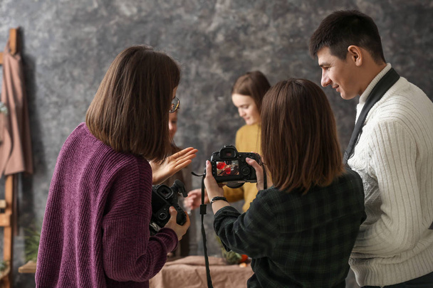 Fotógrafos profesionales trabajando juntos en el estudio
 - Foto, imagen