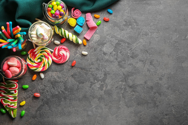 verschiedene Süßigkeiten auf grauem Hintergrund - Foto, Bild