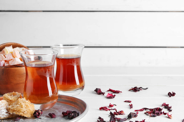 Turecký čaj v tradičních sklenicích s východním sladkosti na bílém stole - Fotografie, Obrázek