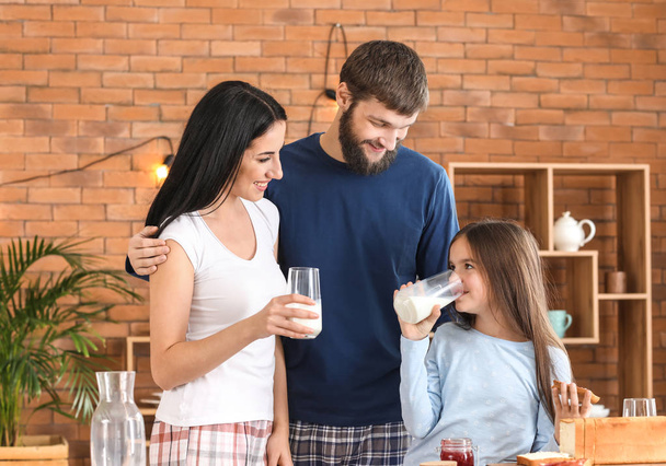 šťastná rodina snídá doma - Fotografie, Obrázek