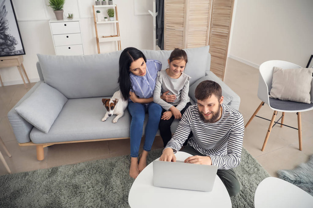 щаслива сім'я використовує ноутбук вдома
 - Фото, зображення
