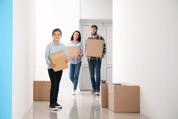 Семья с картонными коробками переезжает в новый дом
 - Фото, изображение