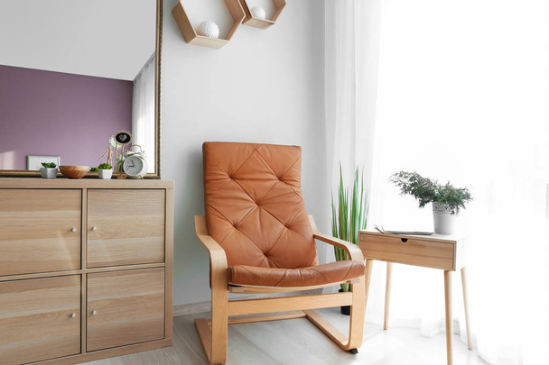 Стильний інтер'єр кімнати зі зручним кріслом
 - Фото, зображення