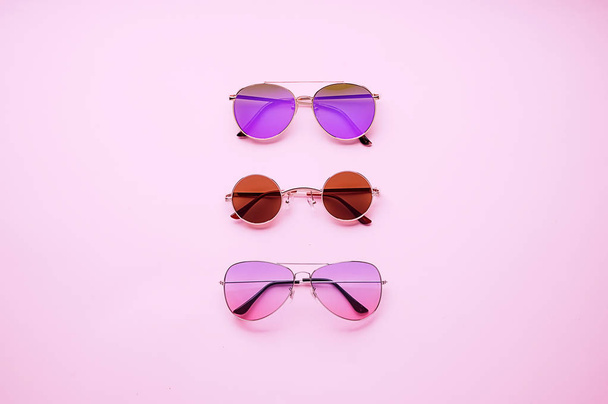 verschiedene stylische Sonnenbrillen auf farbigem Hintergrund - Foto, Bild