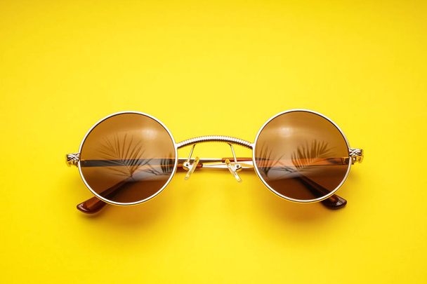 Renkli arkaplanda şık güneş gözlükleri - Fotoğraf, Görsel