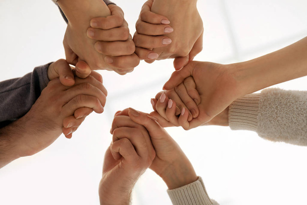Menschen, die sich als Symbol der Unterstützung die Hände halten - Foto, Bild