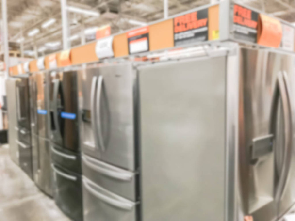 Размытые холодильники на заднем плане в магазине оборудования в США
 - Фото, изображение