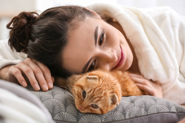 Giovane donna con simpatico gatto divertente a casa
 - Foto, immagini