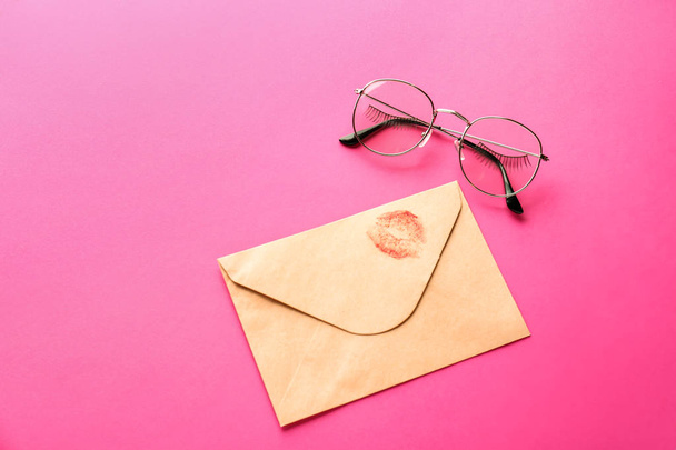 Composição criativa com envelope e óculos sobre fundo de cor
 - Foto, Imagem
