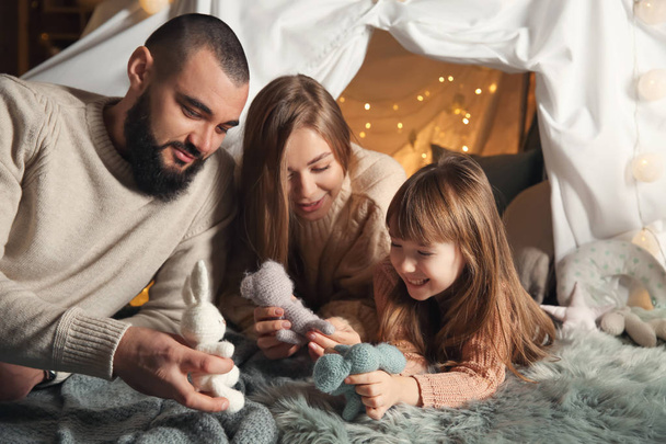 glückliche Familie spielt zu Hause mit Spielzeug - Foto, Bild