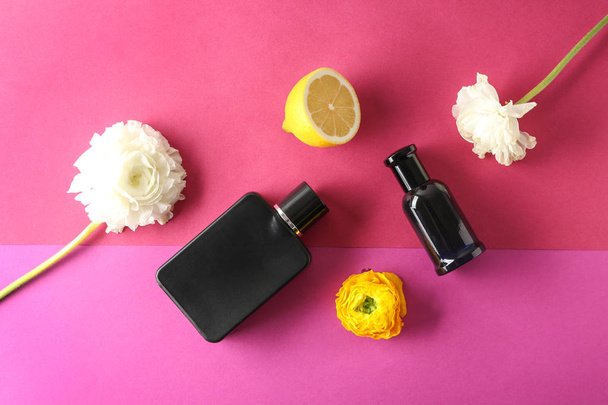 Palackok, parfüm, a virágok és a citrusfélék, a háttér színét - Fotó, kép