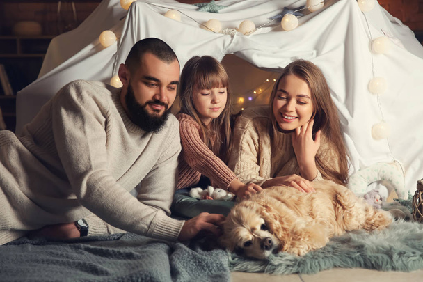 Familia feliz con lindo perro en casa
 - Foto, Imagen