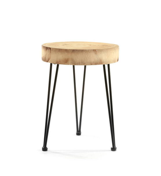 Malý dřevěný stůl na bílém pozadí - Fotografie, Obrázek
