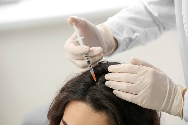 Woman with hair loss problem receiving injection in clinic, closeup - Φωτογραφία, εικόνα