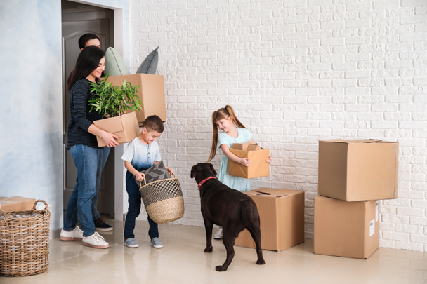 Familia con cajas de cartón después de mudarse a casa nueva
 - Foto, Imagen