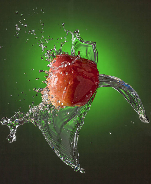 Water Splashes on Apple - Fotó, kép