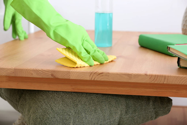 Jonge vrouw tabel thuis reinigen - Foto, afbeelding