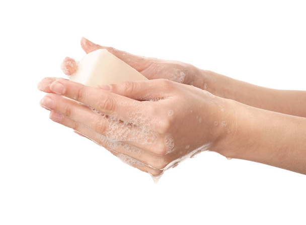 Mujer lavándose las manos sobre fondo blanco - Foto, imagen