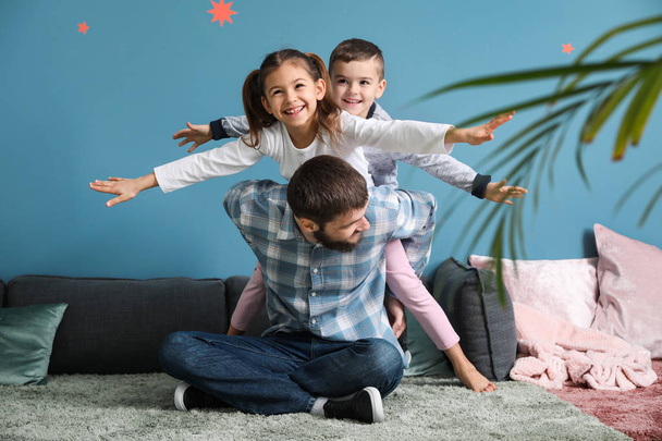 junger Vater mit seinen Kindern beim Spielen zu Hause - Foto, Bild