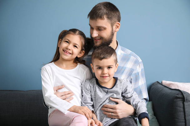Muotokuva onnellinen isä lastensa kanssa kotona
 - Valokuva, kuva