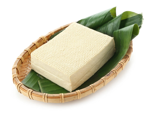 Sabroso queso de tofu sobre fondo blanco
 - Foto, Imagen