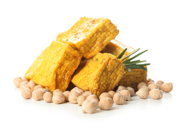 Sabroso queso de tofu sobre fondo blanco
 - Foto, Imagen