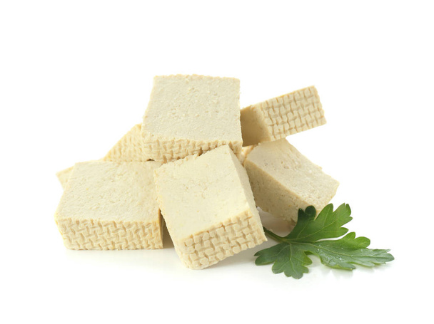 Leikkaa tofu-juustoa valkoisella pohjalla
 - Valokuva, kuva