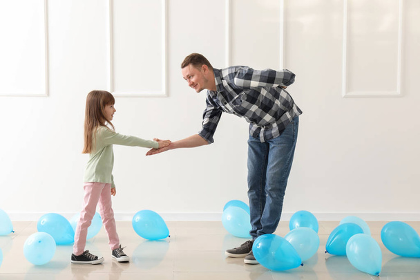 Père et sa jolie petite fille dansant dans la chambre avec des ballons
 - Photo, image