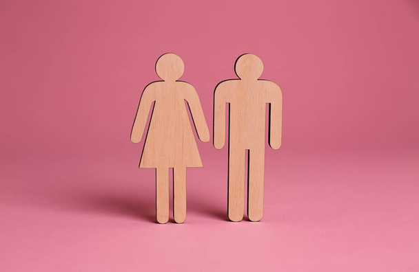 Жіночі та чоловічі фігури на кольоровому фоні. Концепція трансгендеру
 - Фото, зображення