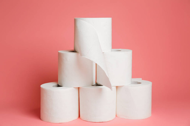 Rouleaux de papier toilette sur fond de couleur - Photo, image