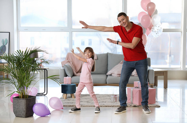 Padre y su linda hijita bailando en casa
 - Foto, imagen
