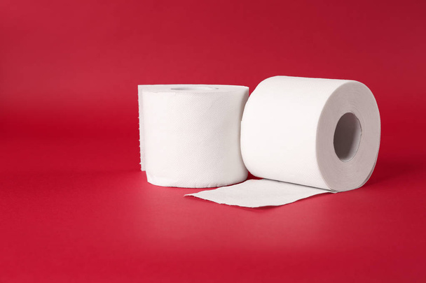 Rollen Toilettenpapier auf farbigem Hintergrund - Foto, Bild