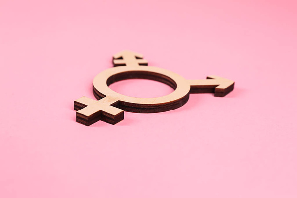 Renk arkaplanındaki transseksüelin sembolü - Fotoğraf, Görsel