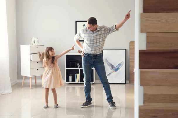 Vater und seine süße kleine Tochter tanzen zu Hause - Foto, Bild