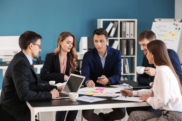Группа людей обсуждает бизнес-план в офисе
 - Фото, изображение