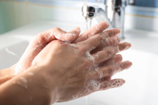Frau wäscht sich die Hände im Waschbecken - Foto, Bild