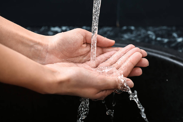 Vrouw wassen handen in de gootsteen - Foto, afbeelding