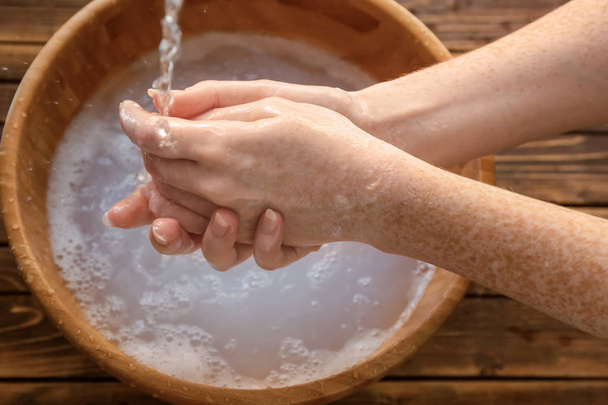 Femme se lavant les mains dans un bol
 - Photo, image