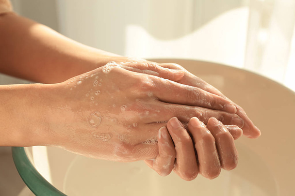 Frau wäscht sich zu Hause die Hände - Foto, Bild