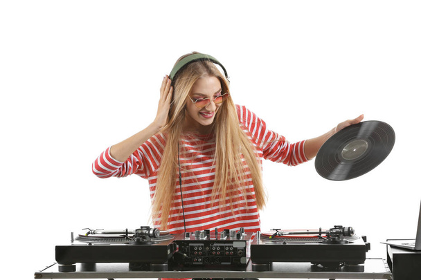 Nainen DJ soittaa musiikkia valkoisella taustalla
 - Valokuva, kuva