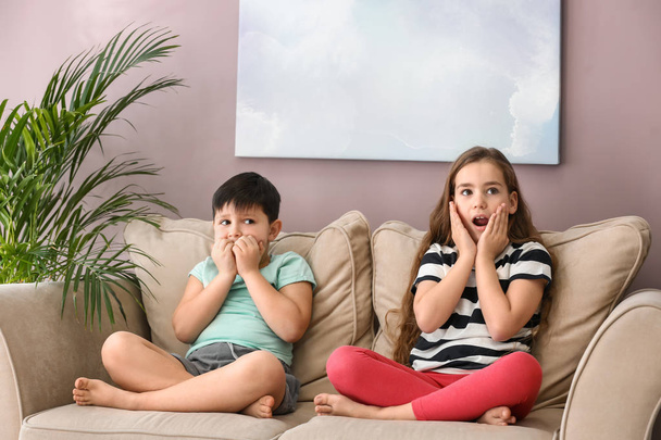 Συναισθηματική μικρά παιδιά παρακολουθούν κινούμενα σχέδια στην τηλεόραση στο σπίτι - Φωτογραφία, εικόνα