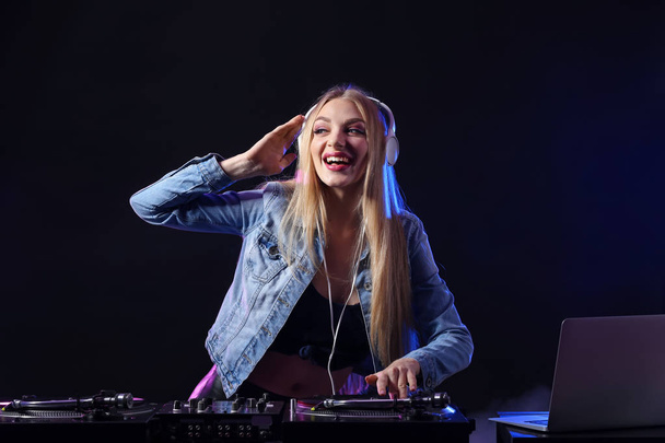 Femmina dj suonare musica in club - Foto, immagini