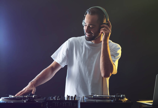 Mies DJ soittaa musiikkia klubilla - Valokuva, kuva